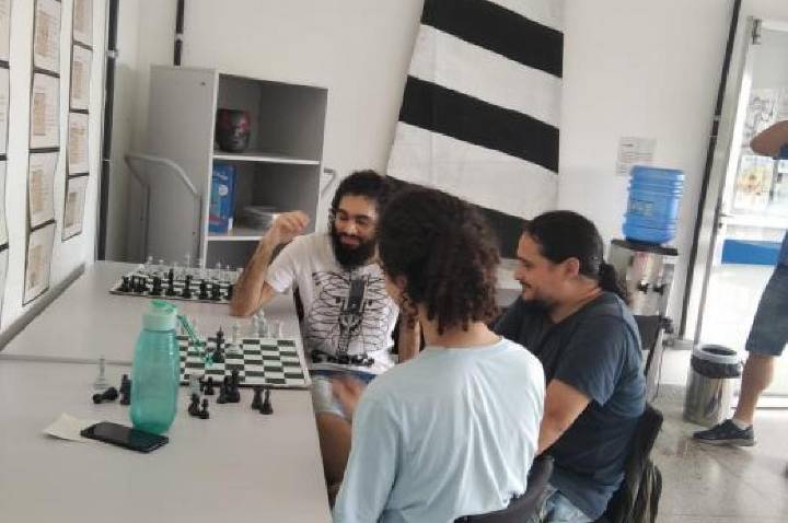 Oficina gratuita de iniciação ao xadrez abre inscrições na Zona Noroeste de Santos