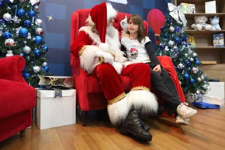 Paço Encantado termina neste domingo com coral, despedida do Papai Noel e tributo ao Queen