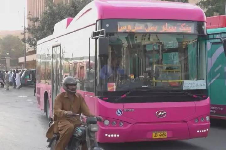 Paquistão anuncia tarifa zero no transporte em meio à guerra