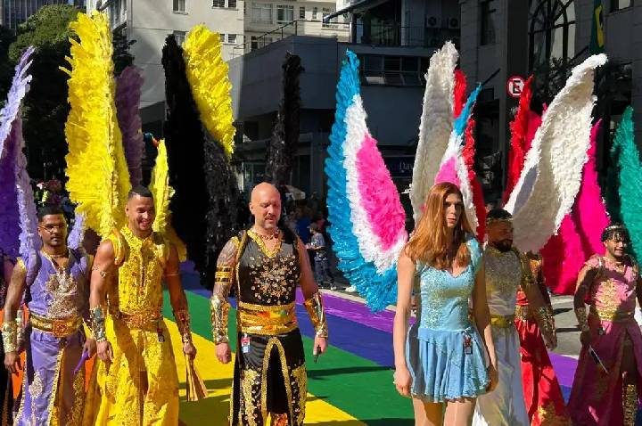 Parada do Orgulho LGBT+ leva à Avenida Paulista imensa urna