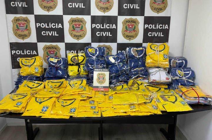 Polícia de SP apreende mais de 50 mil figurinhas e álbuns falsificados da Copa do Mundo