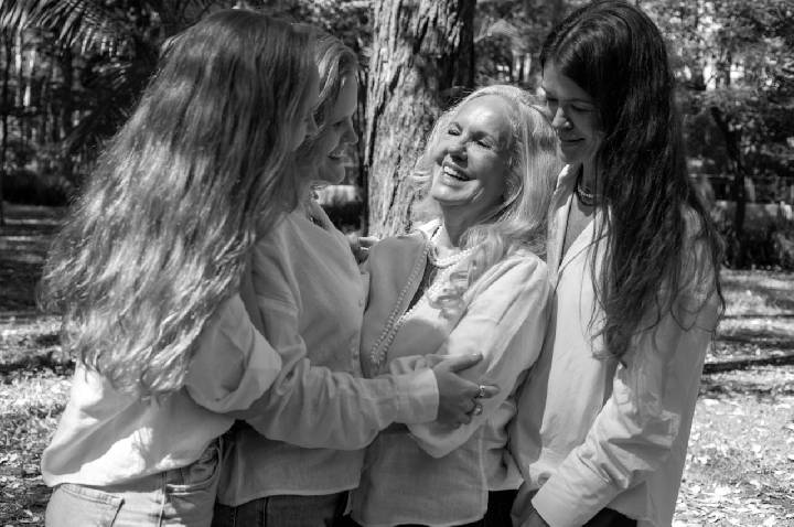 Praça em SP recebe exposição sobre vida urbana em família