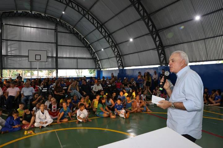 Prefeitura entrega reforma e nova quadra poliesportiva em escola municipal no bairro Jardim das Palmeiras