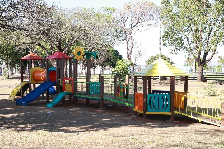 Prefeitura instala 15 novos playgrounds em praças de Uberlândia