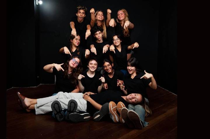Premiado grupo de teatro de improviso com estudantes do Colégio Pedro II faz única apresentação na Casa da Comédia Carioca, em Ipanema
