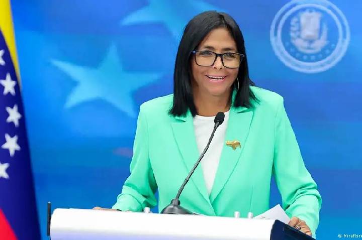 Presidente interina da Venezuela promete aumento de salários