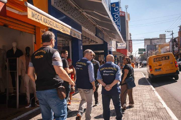 Procon de São Bernardo reforça fiscalização do comércio na Rua Marechal antes do Dia das Mães
