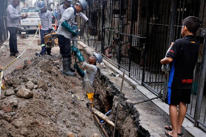 Professora alerta para endividamento com taxa de água e esgoto na Maré