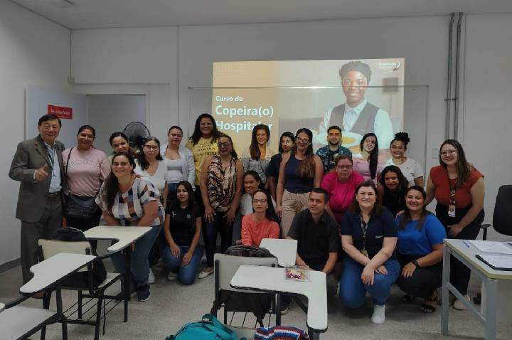 Programas Faculdade Municipal e Conecta Estudante mudam a vida de mãe e filho em São Bernardo