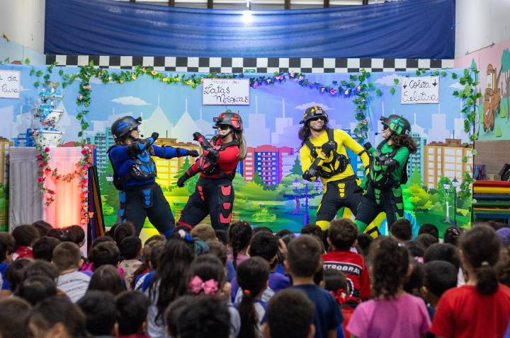 Projeto “As Latas Mágicas Mudando o Mundo” leva teatro para ensinar sustentabilidade a crianças de Santos (SP)