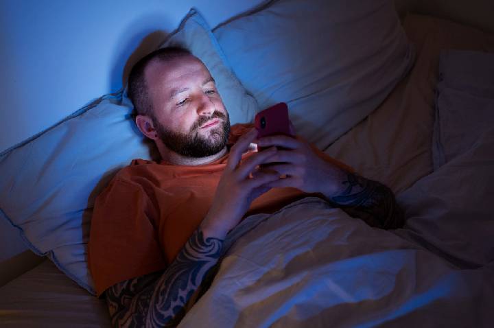 Quase 80% dos brasileiros dormem menos de 7h, mostra estudo
