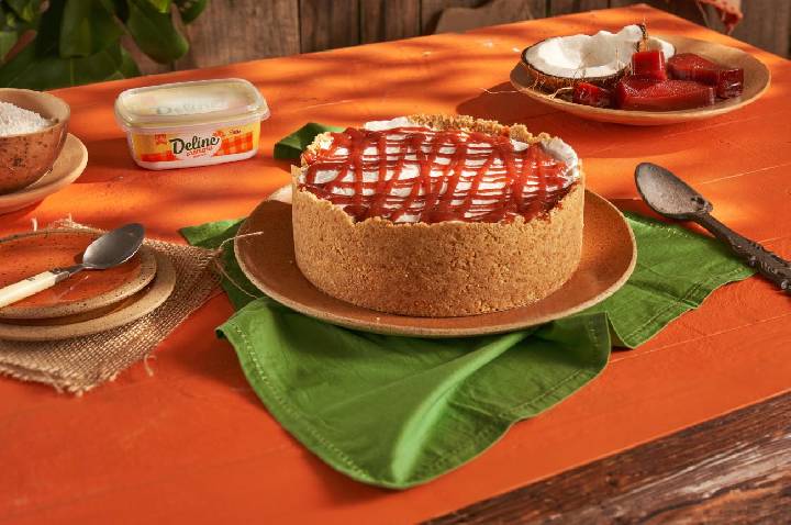 Receita de Torta de Sorvete de Tapioca com Coco e Calda de Goiabada