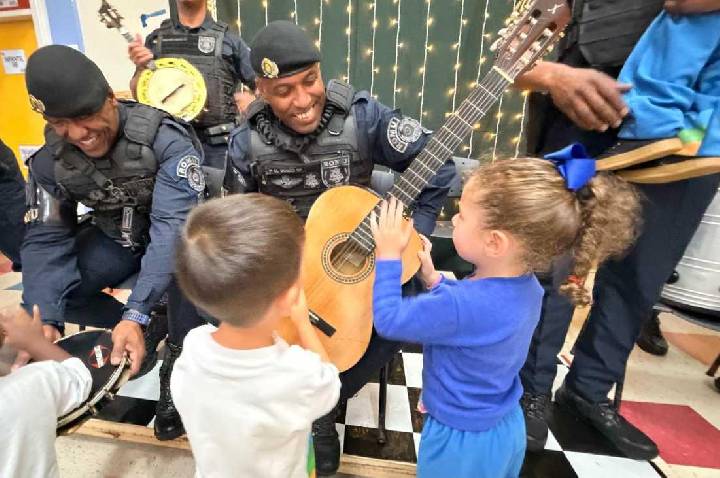 Romu de São Bernardo promove atividade musical com crianças da EMEB no Alves Dias