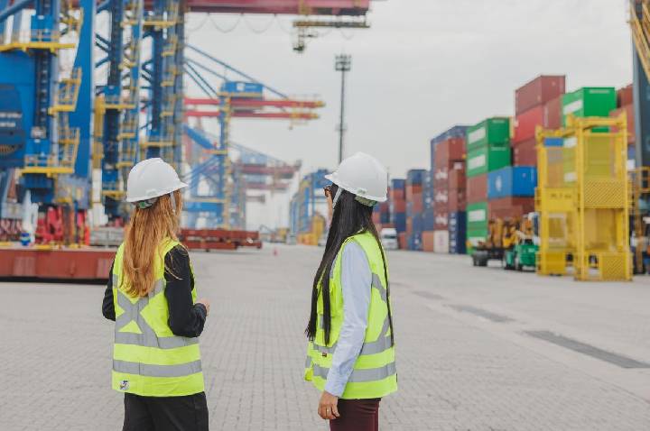 Santos Brasil abre inscrições para o Programa de Trainee 2026, com salário de R$ 14 mil