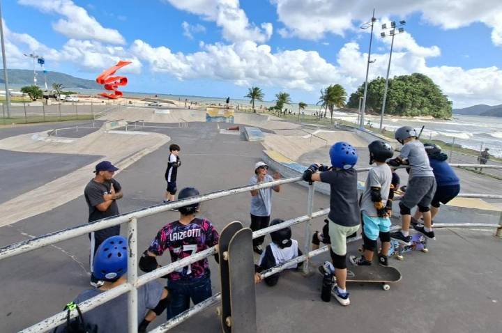 Santos tem aulas de skate gratuitas para jovens em 3 locais