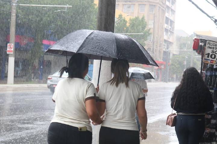 Santos tem previsão de chuva e ventos fortes para domingo