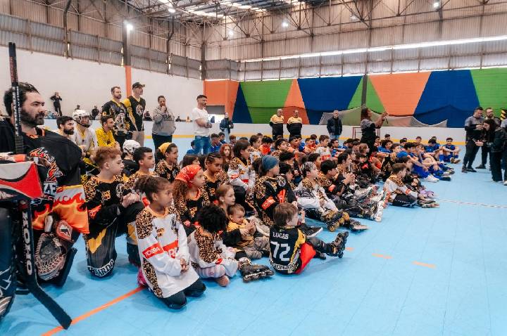 São Bernardo entrega quadra preparada para prática de hóquei e uniformes às equipes de futsal 