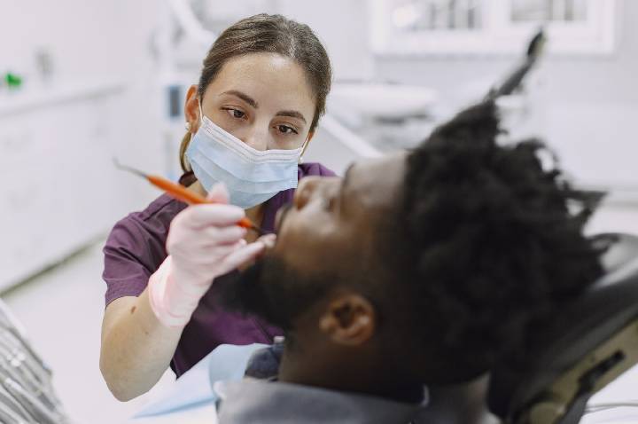 Saúde odontológica atrai brasileiros para clínicas europeias