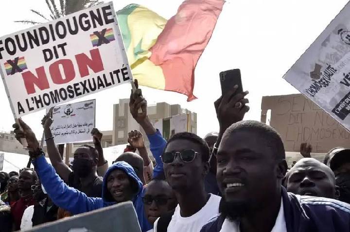 Senegal promulga lei que dobra pena por relação homoafetiva