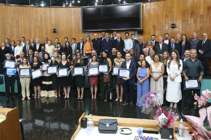 Servidores municipais são homenageados em sessão solene