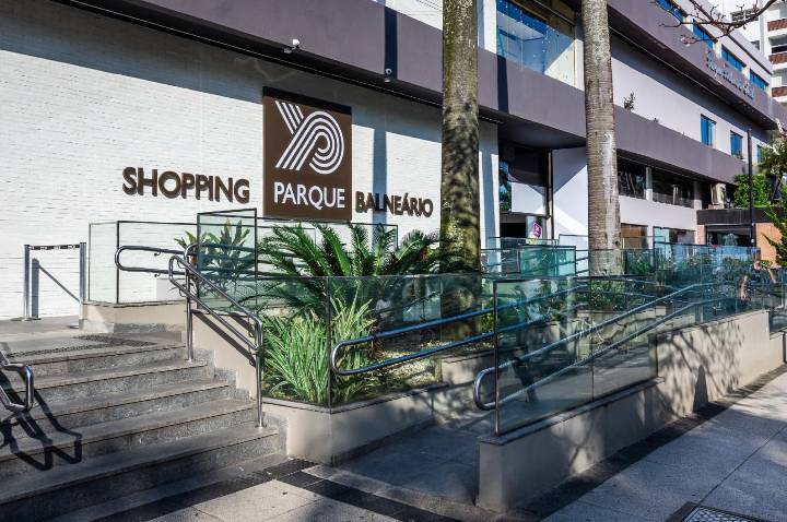 Shopping Parque Balneário entra no clima da Copa com espaço reservado para troca de figurinhas