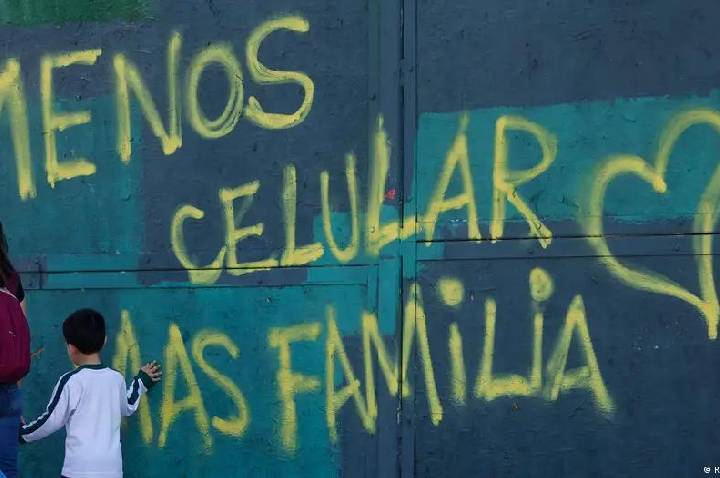 Suécia pede que pais não usem o celular ao lado dos filhos