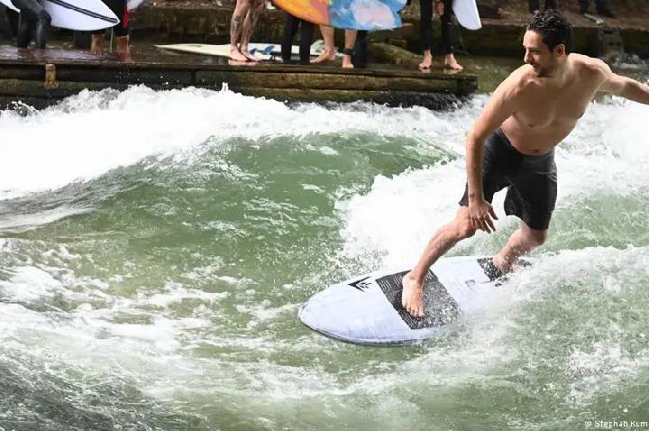 Surfistas celebram volta da 
