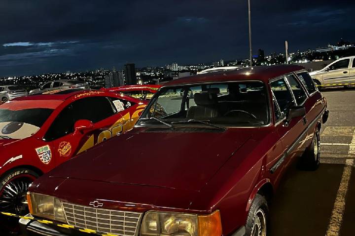Tradicional encontro reúne modelos antigos e apaixonados por carros no Uberlândia Shopping
