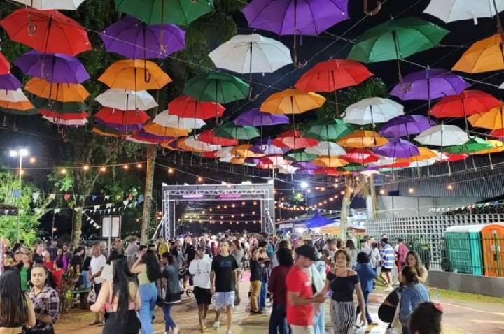 Tradicional quermesse de morro de Santos vai oferecer música, comida típica, quadrilha e telão para assistir o Brasil na Copa