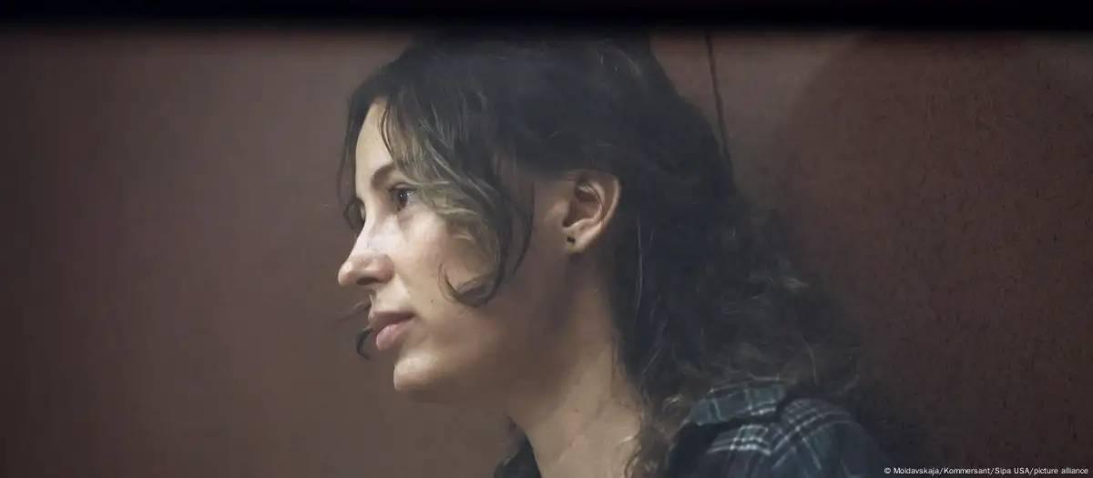 Bailarina pega 12 anos de prisão por doar US$ 51 à Ucrânia