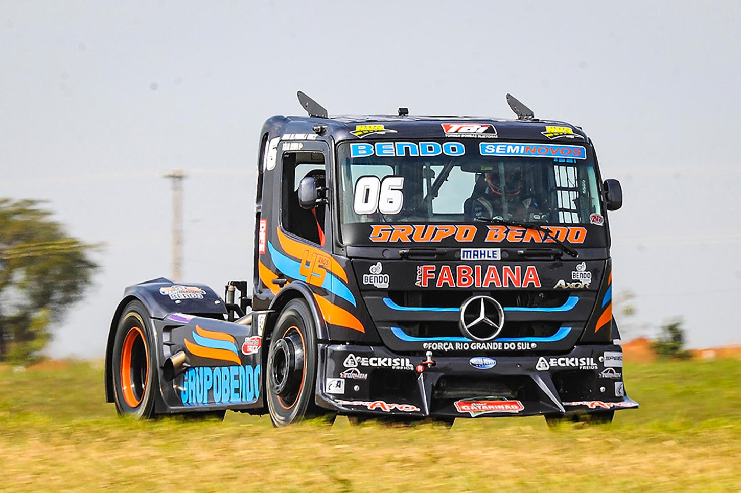 O catarinense Túlio Bendo tem sua regularidade premiada ao dividir a liderança da categoria GT Truck com Rafael Fleck
