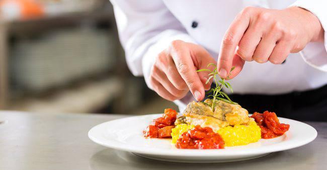 Mercadão e Instituto UniDown oferecem aula de gastronomia inclusiva e gratuita para jovens com síndrome de Down