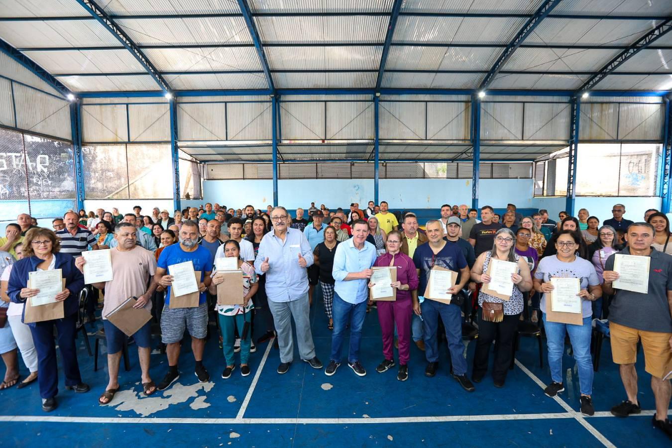 Prefeitura de São Bernardo entrega escrituras a moradores do Parque das Flores I