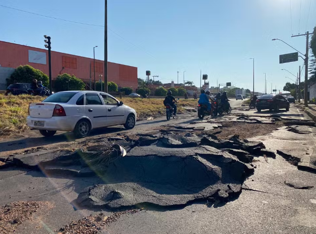 Asfalto é arrancado na Avenida Minervina Cândida após chuva histórica em setembro em Uberlândia