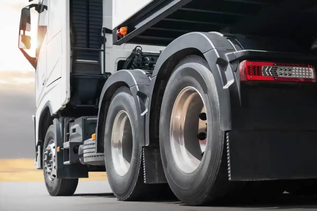 Com risco de greve e inflação, governo mantém tarifa de importação de pneus de caminhão