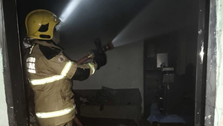 Criança de 4 anos provoca incêndio em residência ao brincar com fósforos