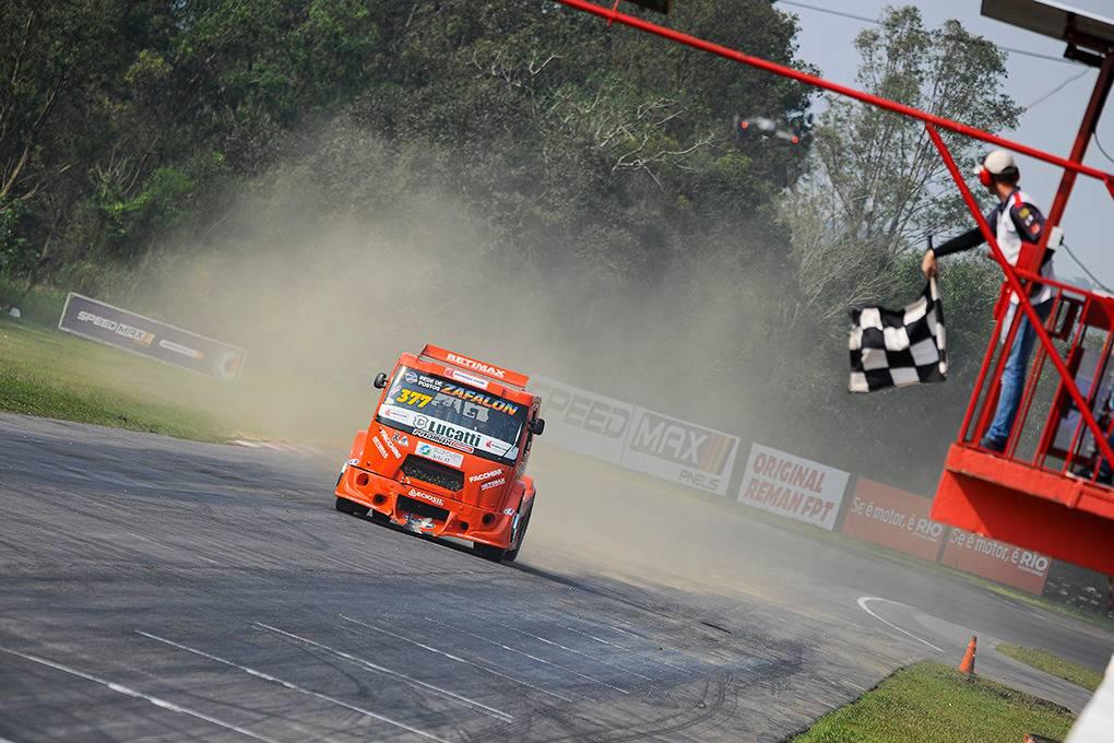 Douglas Collet aumenta a festa gaúcha	na Fórmula Truck com vitória na F-Truck