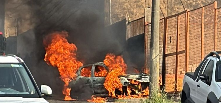 Em minutos: carro é destruído por fogo três dias após sair de oficina em Uberlândia
