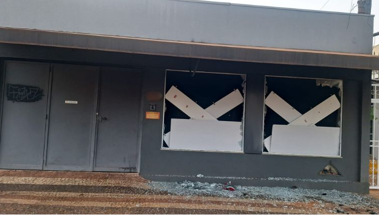 Incendiários atacam brechó em Uberlândia e fogo destrói a loja durante a madrugada