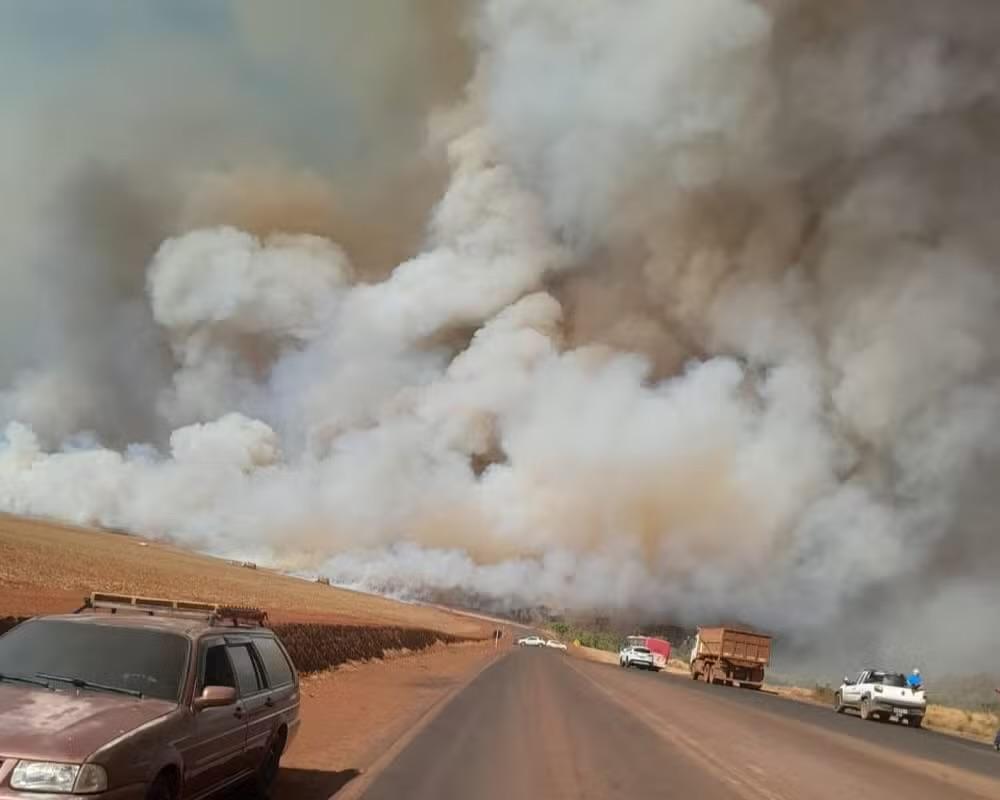 Incêndio assustador apavora motoristas em rodovia no Triângulo Mineiro
