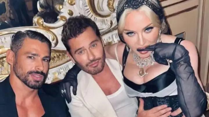 Madonna posa ao lado de Cauã Reymond e mais estrelas na Semana de Moda em Milão.