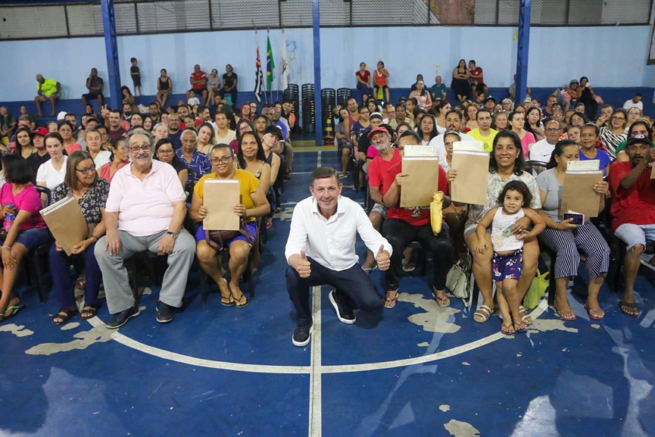 Prefeitura de São Bernardo entrega 134 escrituras a famílias do Divinéia Pantanal II