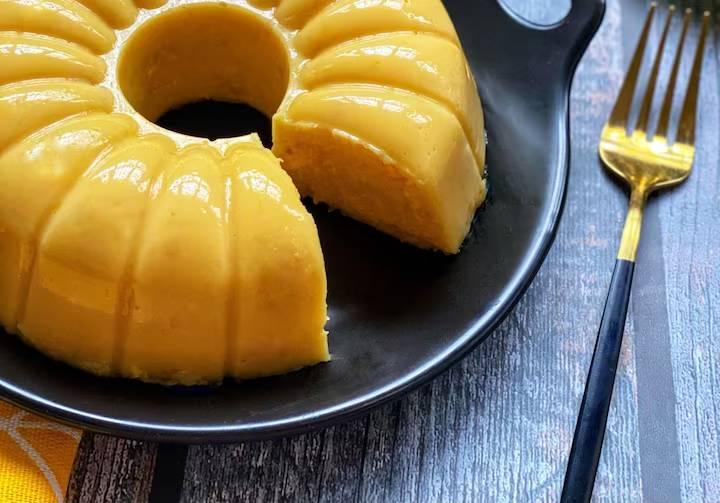 Pudim de milho com calda de laranja