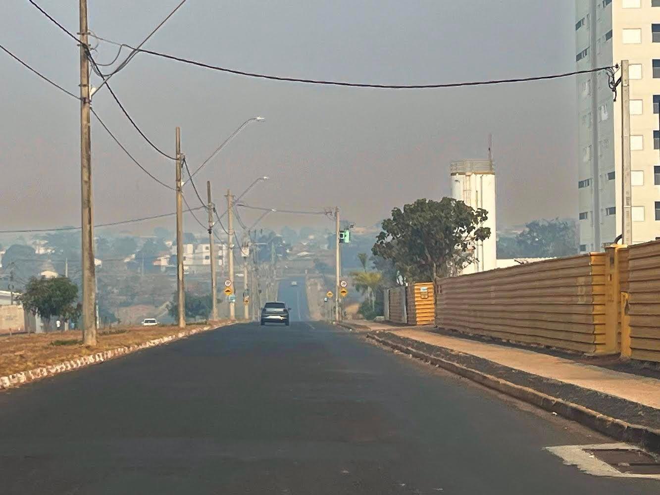 Uberlândia enfrentará dia de calor intenso e baixa umidade, com fumaça e cheiro de queimado