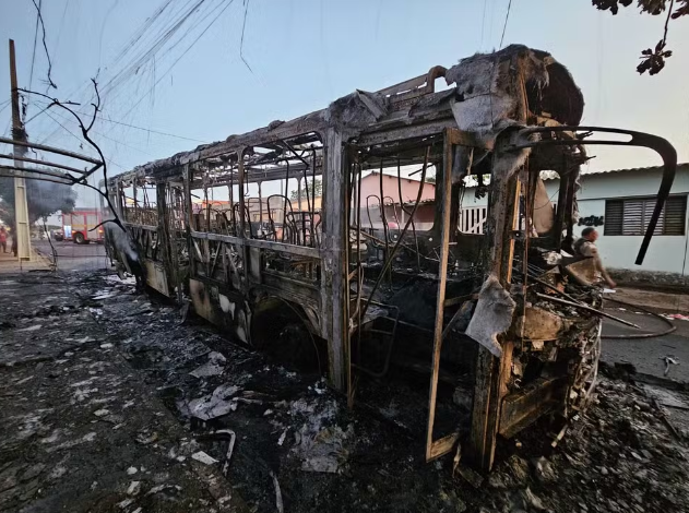 Em menos de 24h, quatro ônibus são queimados em Uberlândia