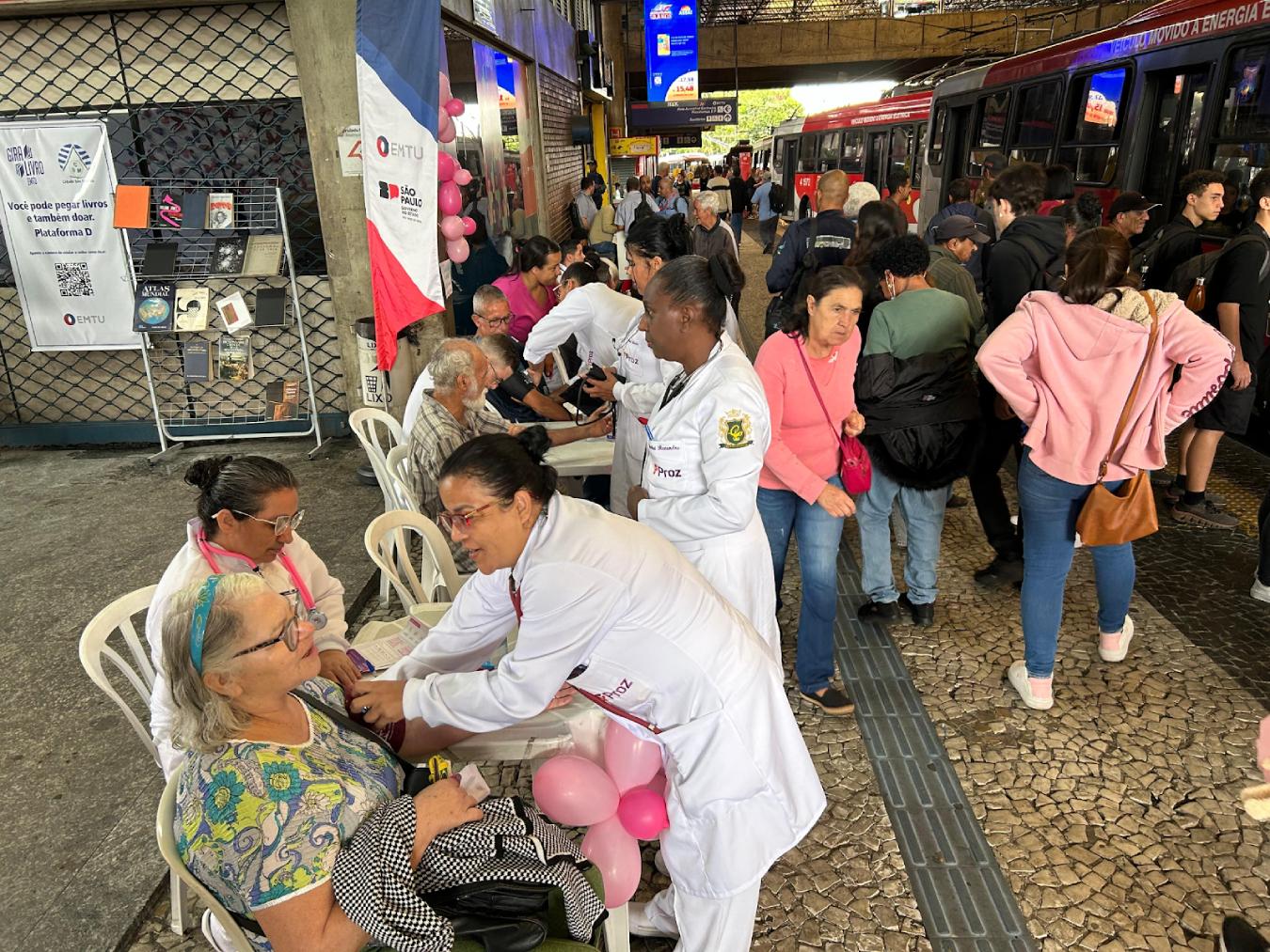 EMTU inicia série de ações em apoio ao Outubro Rosa nos terminais metropolitanos