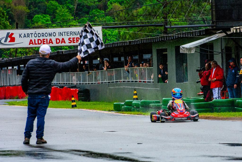 Mesmo com chuva e pista escorregadia Gael Rampazzo garante o pódio na V11 Aldeia Cup