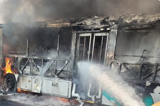 Ônibus pegam fogo e ficam destruídos no Terminal Santa Luzia em Uberlândia