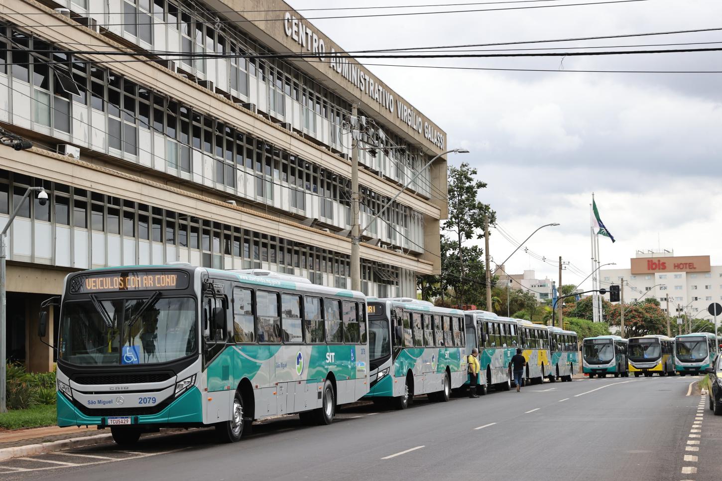 Prefeito Odelmo Leão anuncia chegada de mais 43 novos ônibus para frota do transporte público