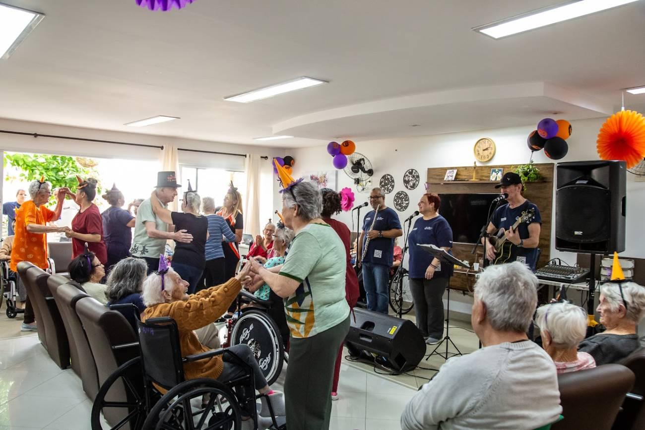 Projeto Estação Alegria leva música e descontração a casas de longa permanência para idosos em São Caetano
